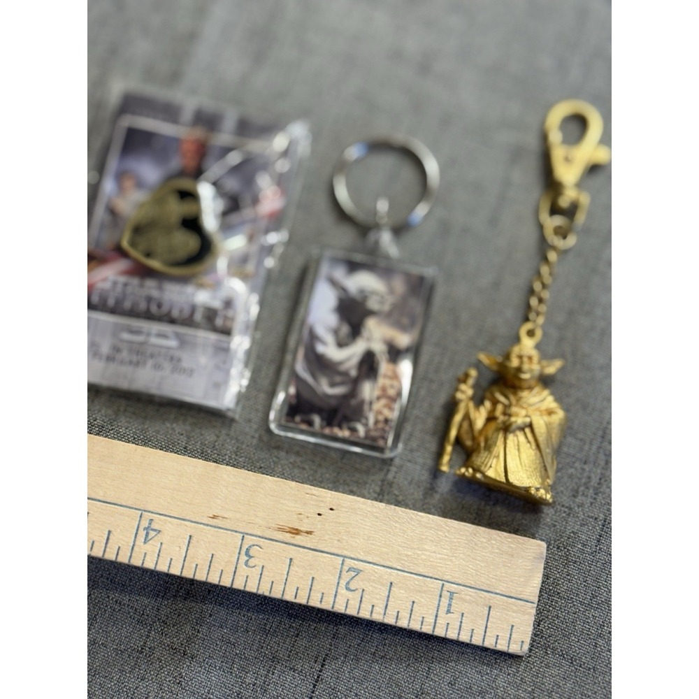 Vintage Star Wars Yoda Keychains (1997/2011/2005) & Sealed Episode 1 Pin Bundle - Picture 10 of 10